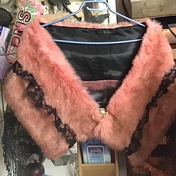 Stunning vintage / goth style wrap with brochette. - Picture 2 of 4